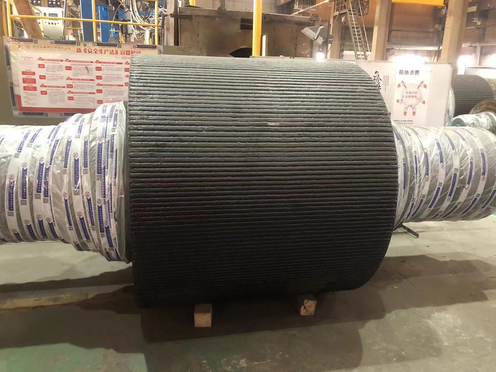 Extrusion roller of roller press.jpg Extrusion roller of roller press.jpg